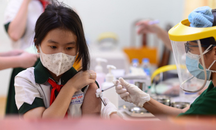 Trẻ tiêm vaccine Covid-19 có cần kiêng tắm không?