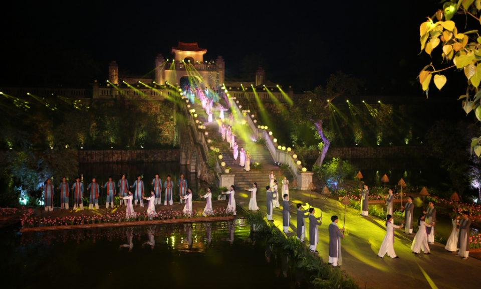 Impressive “Ao dai” festival at sacred Yen Tu