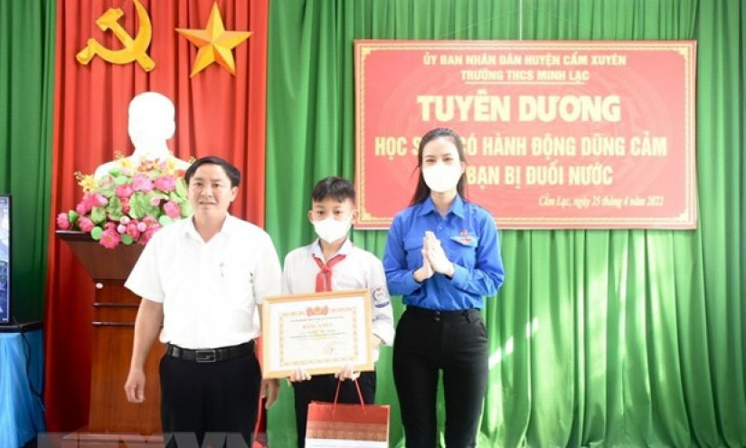 Tuyên dương học sinh lớp 8 dũng cảm cứu 2 bạn nhỏ khỏi đuối nước