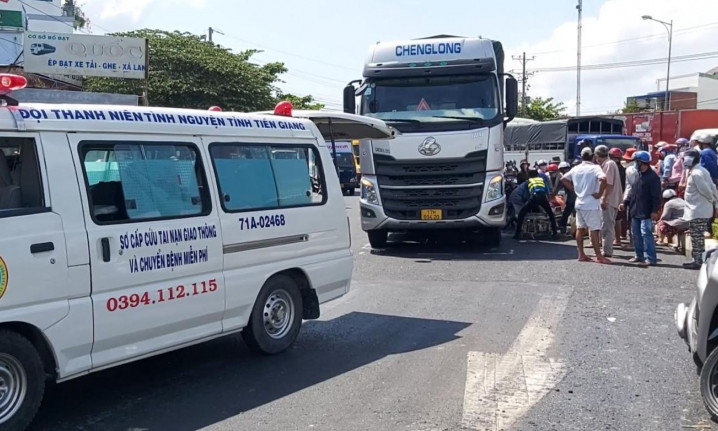 Xe đầu kéo va chạm xe máy, một bé gái tử vong