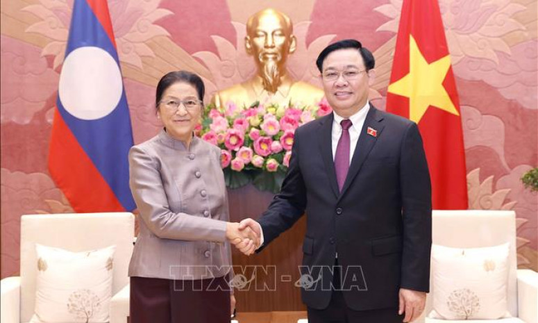 Chủ tịch Quốc hội Vương Đình Huệ tiếp Phó Chủ tịch nước Lào Pany Yathotou