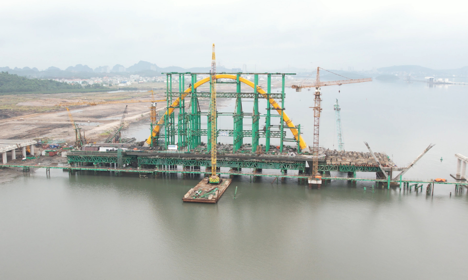 Hợp long nhịp chính cầu Cửa Lục 3
