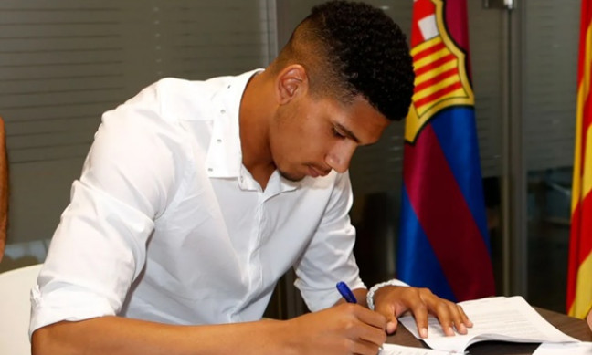 Barca chốt tương lai Ronald Araujo