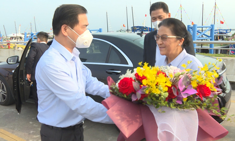 Phó Chủ tịch nước CHDCND Lào thăm Vịnh Hạ Long