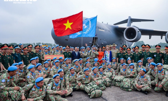 State President sees off “blue beret” soldiers