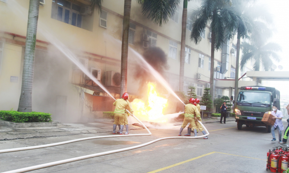 Diễn tập phương án chữa cháy, cứu nạn tại Bệnh viện Bãi Cháy
