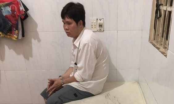 Đi bấm huyệt, bé gái bị người đàn ông mù giao cấu