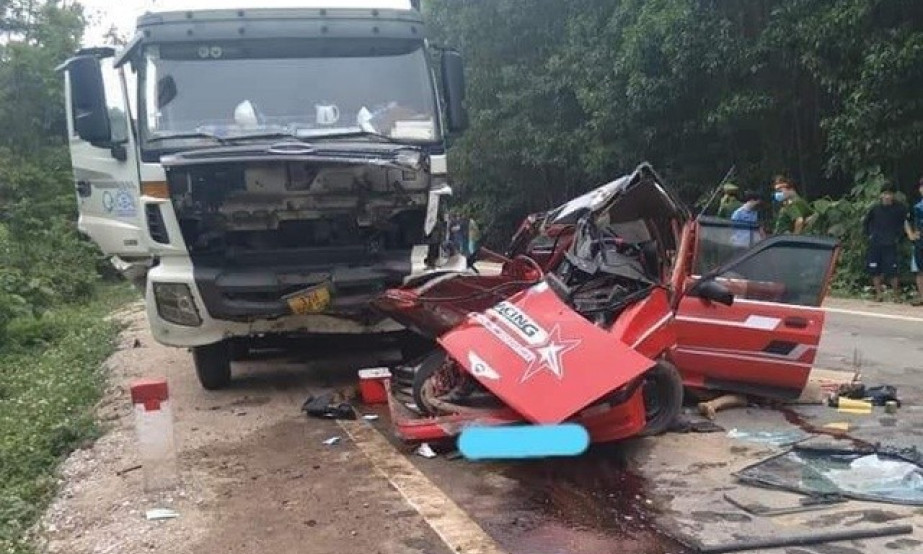 Xe nổ lốp mất lái, 4 người trong gia đình đi du lịch gặp nạn, 1 người chết