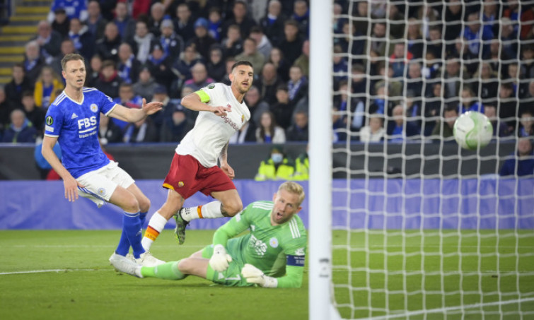 Roma rơi chiến thắng vì bàn đá phản