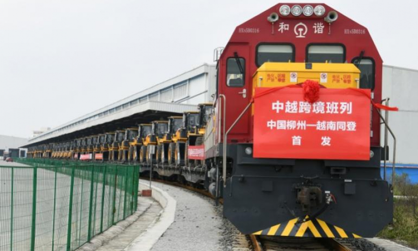 35台柳工设备搭乘中越跨境班列启程