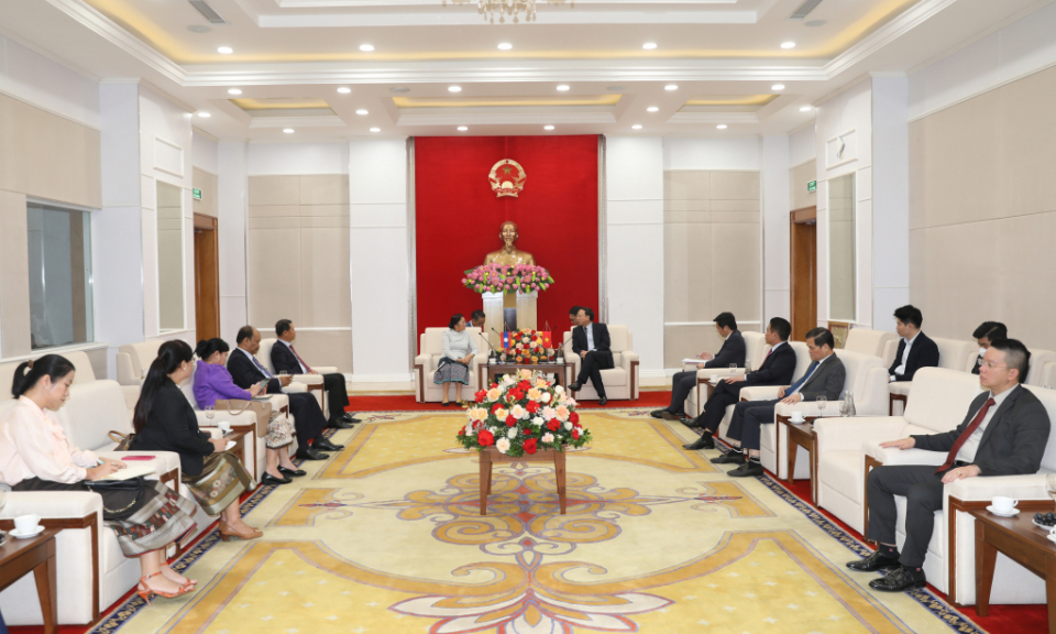 广宁省委书记会见老挝副主席