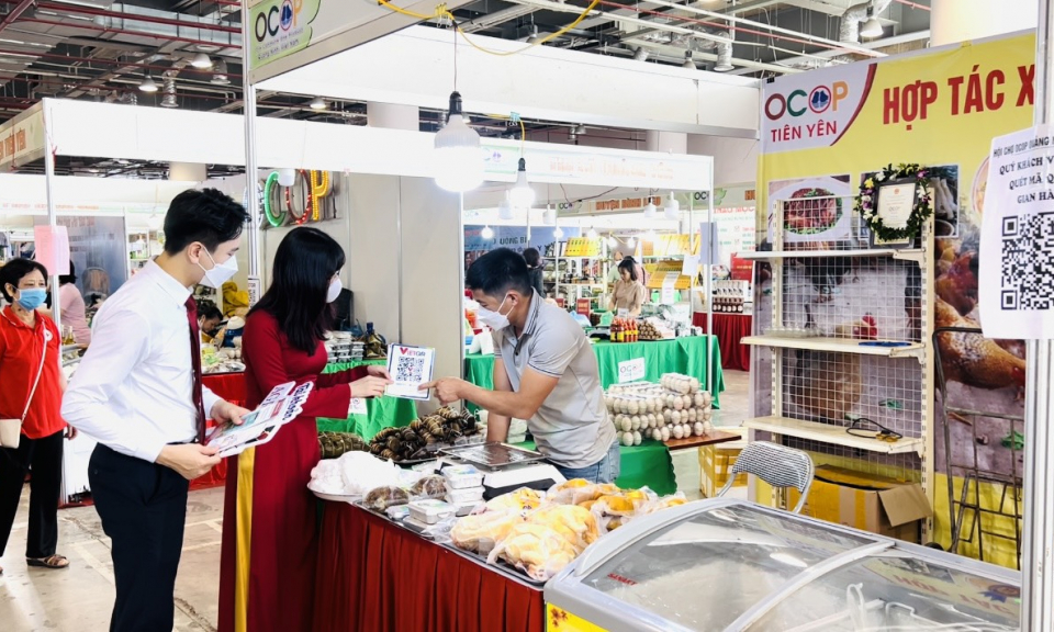Agribank Quảng Ninh triển khai dịch vụ ngân hàng số tại Hội chợ OCOP Quảng Ninh hè 2022