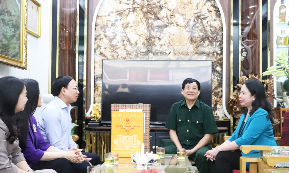 Phó Chủ tịch nước thăm, tặng quà tri ân người có công với cách mạng tại tỉnh Quảng Ninh