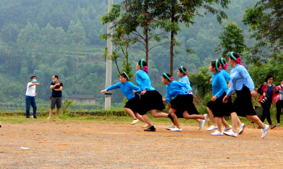 Những “bông hoa núi rừng” đá bóng
