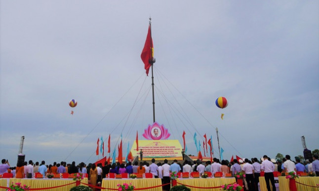 Chủ tịch nước Nguyễn Xuân Phúc dự Lễ thượng cờ 'Thống nhất non sông'