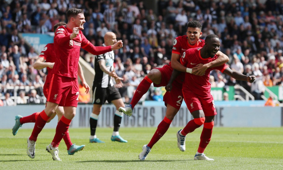 Liverpool lên ngôi đầu Premier League