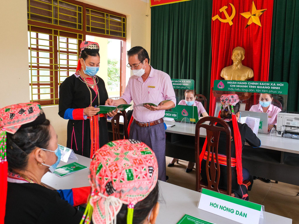 Cán bộ Ngân hàng CSXH chi nhánh Quảng Ninh đôn đốc tổ tiết kiệm và vay vốn thu lãi của các hộ vay đảm bảo đúng hạn. Ảnh: Cao Quỳnh