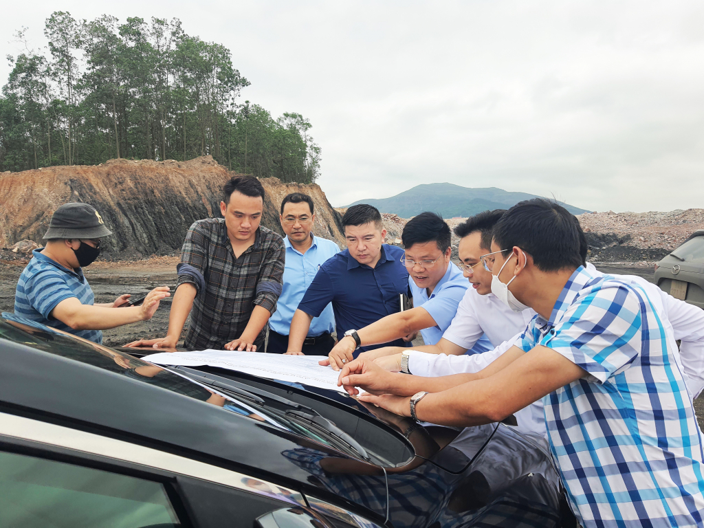 Đoàn kiểm tra của Ban Nội chính tỉnh kiểm tra công tác quản lý tài nguyên, khoáng sản trên địa bàn TP Uông Bí tháng 4/2022.