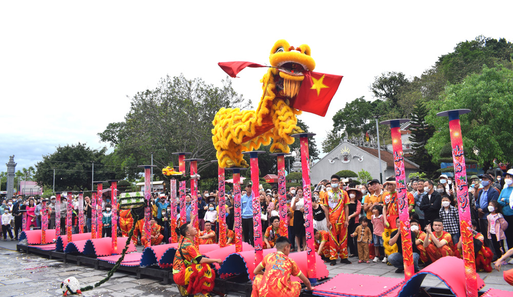 Múa lân bài Mai Hoa Thung trên cọc