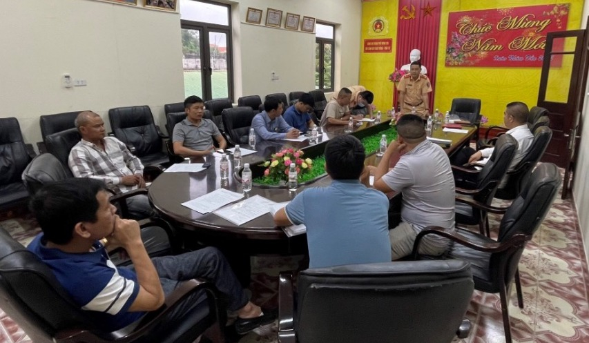 Đội CSGT TT Công an TP Móng Cái tuyên truyền pháp luật giao thông cho các Doanh nghiệp vận tải
