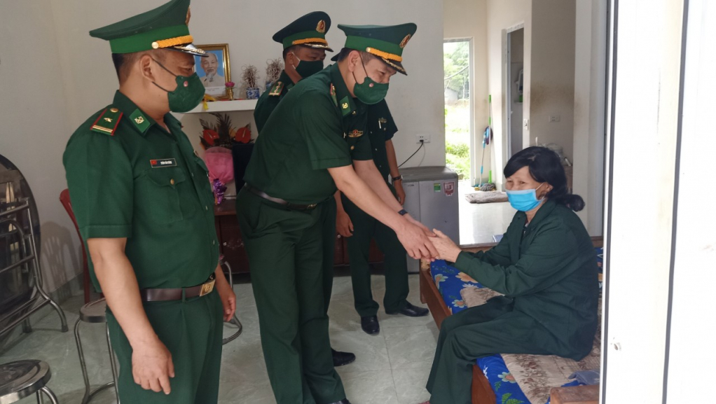 Chỉ huy Đồn Biên phòng Pò Hèn, thăm hỏi, động viên bà Trần Thị Tay, thôn Pò Hèn-cựu Thanh niên xung phong, Công nhân Lâm trường Hải Sơn.