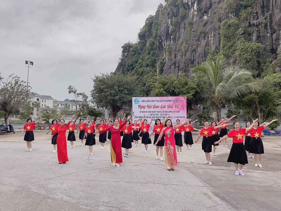 Phụ nữ phường Hồng Hải (TP Hạ Long) tham gia Ngày hội dân vũ kỷ niệm Ngày Phụ nữ Việt Nam 20/10/2021.
