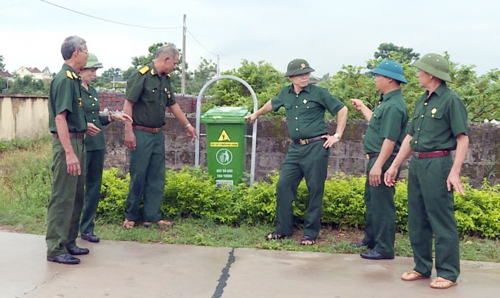 Các CCB xã Việt Dân (TX Đông Triều) tích cực giữ gìn môi trường nông thôn xanh, sạch, đẹp.
