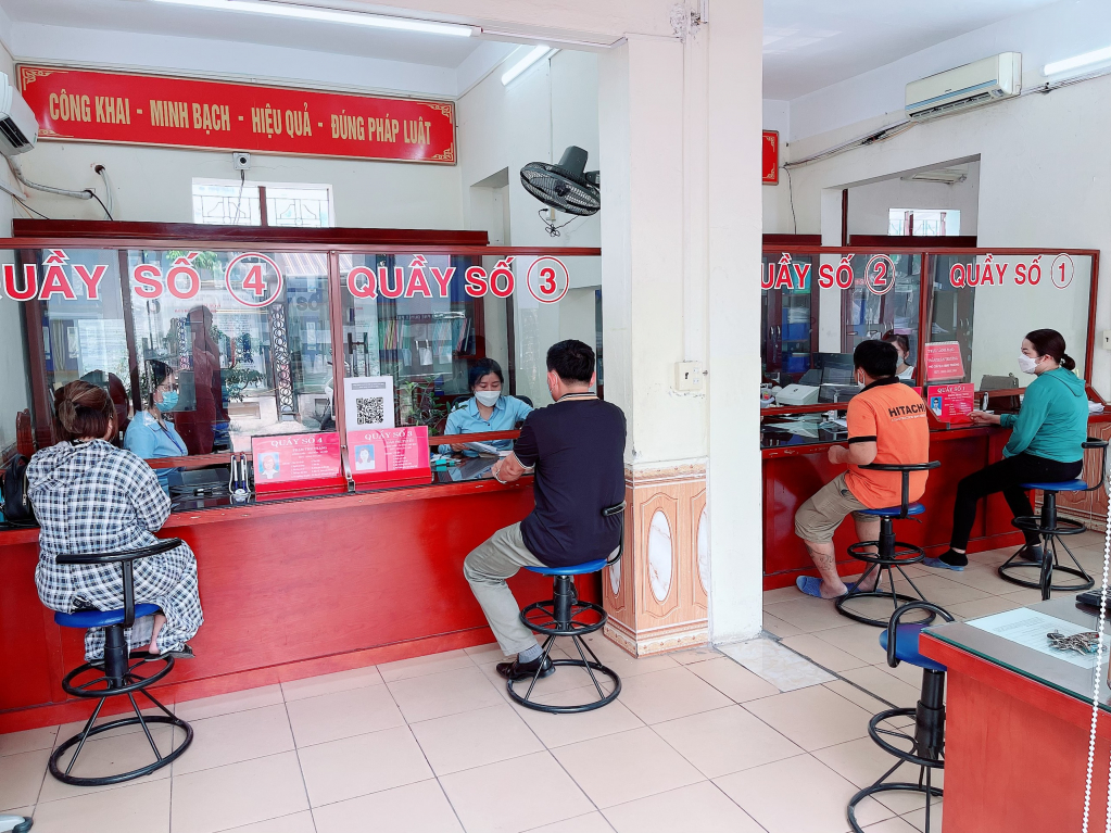 Người dân thực hiện thủ tục hành chính tại Bộ phận tiếp nhận và trả kết quả hiện đại phường Cẩm Bình.