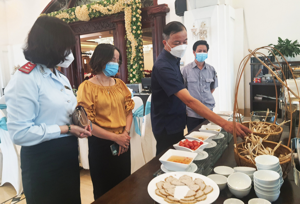 Đoàn liên ngành số 3 của tỉnh kiểm tra ATTP khu vực ăn buffet của Khách sạn Hải Yến, TP cẩm Phả ngày 25/4/2022. Ảnh: Việt Hoa