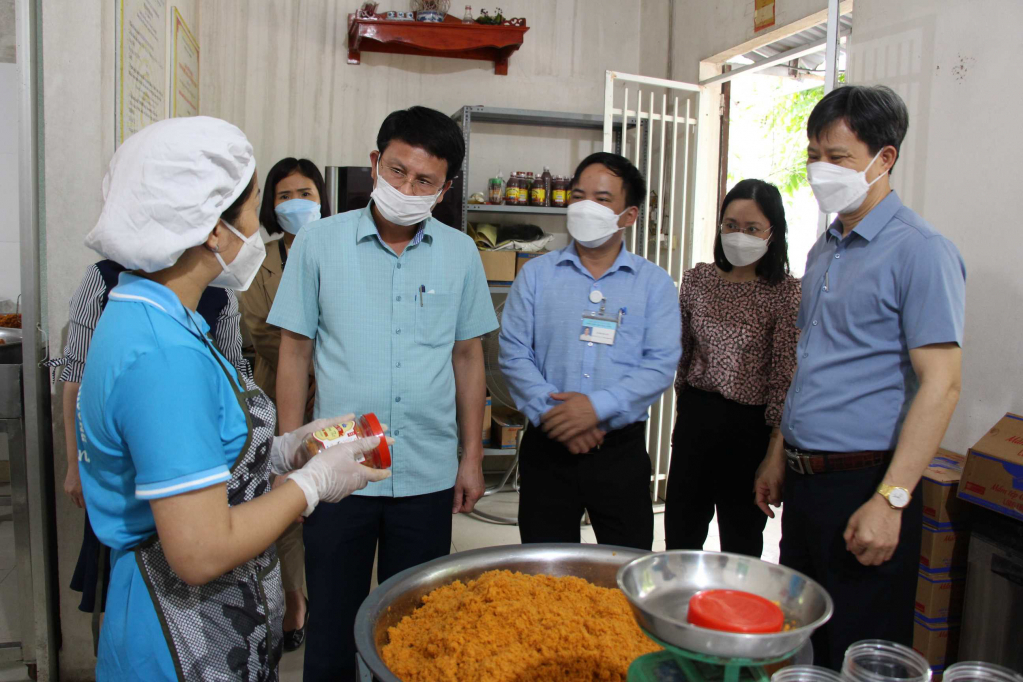 Đoàn kiểm tra VSATTP Thị xã Quảng Yên kiểm tra tại cơ sở chế biến Mắm tép chưng thịt Long Thương. (Ảnh Ánh Tuyết).
