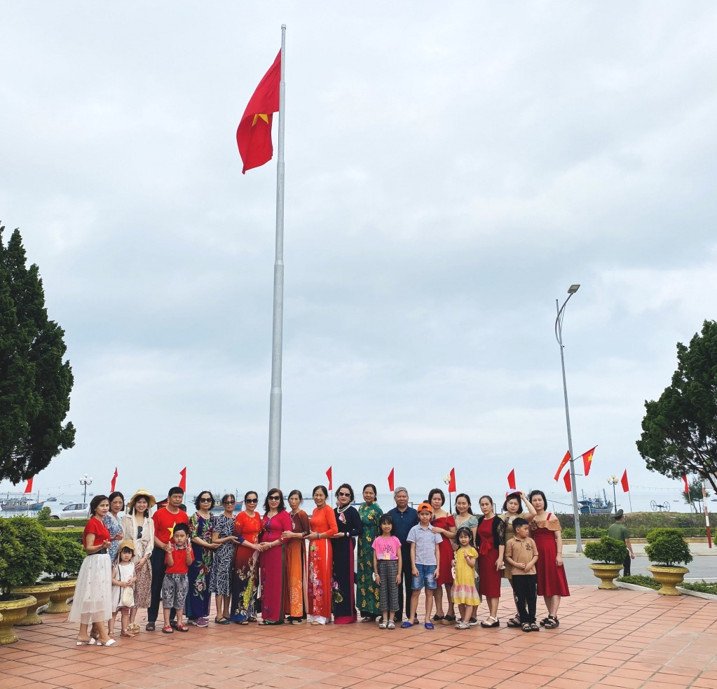 Khu tưởng niệm Chủ tịch Hồ Chí Minh và Cột cờ mới khánh thành trên đảo đã trở thành điểm tham quan hấp dẫn với du khách.Khu tưởng niệm Chủ tịch Hồ Chí Minh và Cột cờ mới khánh thành trên đảo đã trở thành điểm tham quan hấp dẫn với du khách.