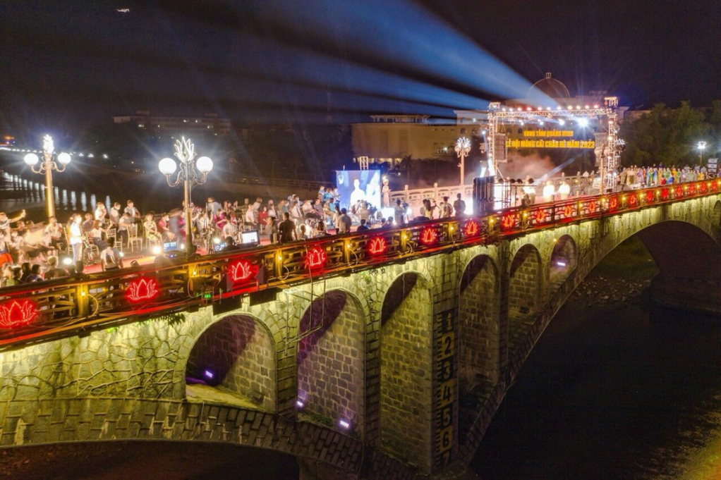 Lễ hội Móng Cái chào hè năm 2022 được tổ chức trên cầu Ka Long với chương trình nghệ thuật hấp dẫn.