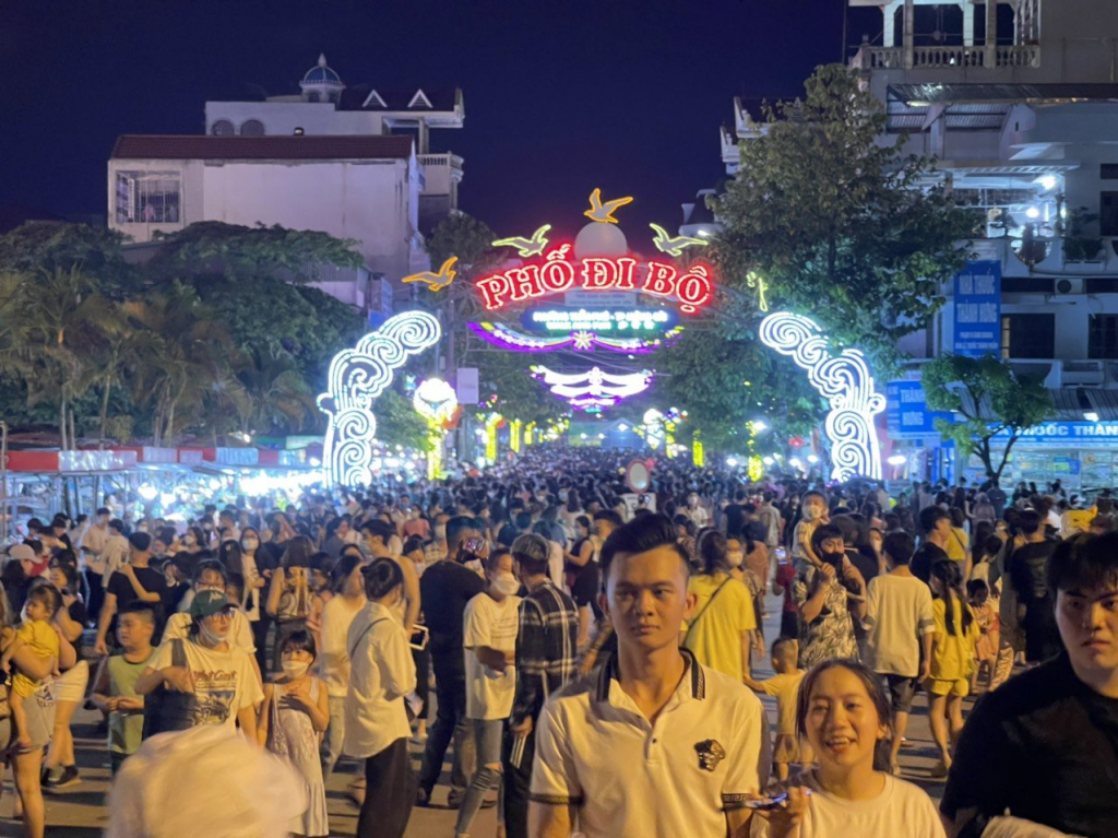 Phố đi bộ Trần Phú với nhiều chương trình văn hóa, văn nghệ đặc sắc, thu hút đông đảo nhân dân, du khách.