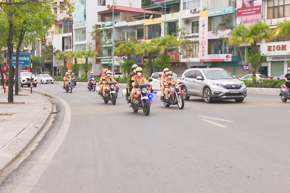 Ha Long Police strengthen patrol along main streets.