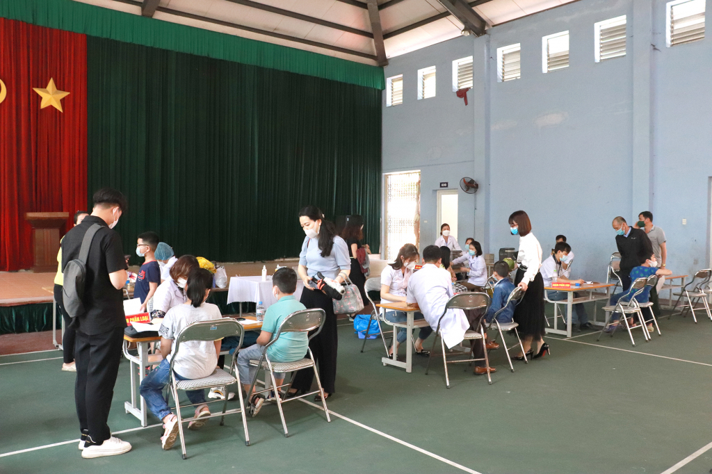 Tại điểm trường tiểu học Lê Hồng Phong, nhà đa năng của trường được sử dụng phục vụ tiêm chủng. 