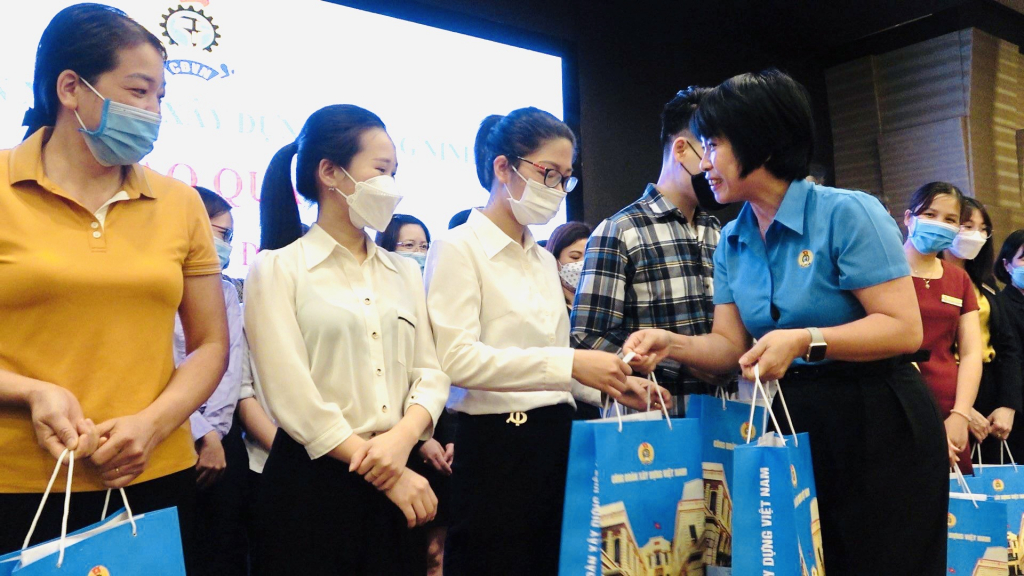 Lãnh đạo Công đoàn ngành Xây dựng Việt Nam trao tặng quà cho CNLĐ có hoàn cảnh khó khăn.