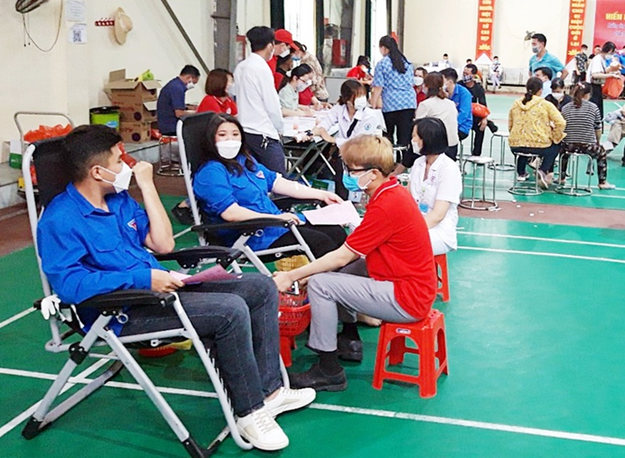 ĐVTN, tình nguyện viên CTĐ tham gia Ngày hội hiến máu tình nguyện huyện Vân Đồn, tháng 4/2022.