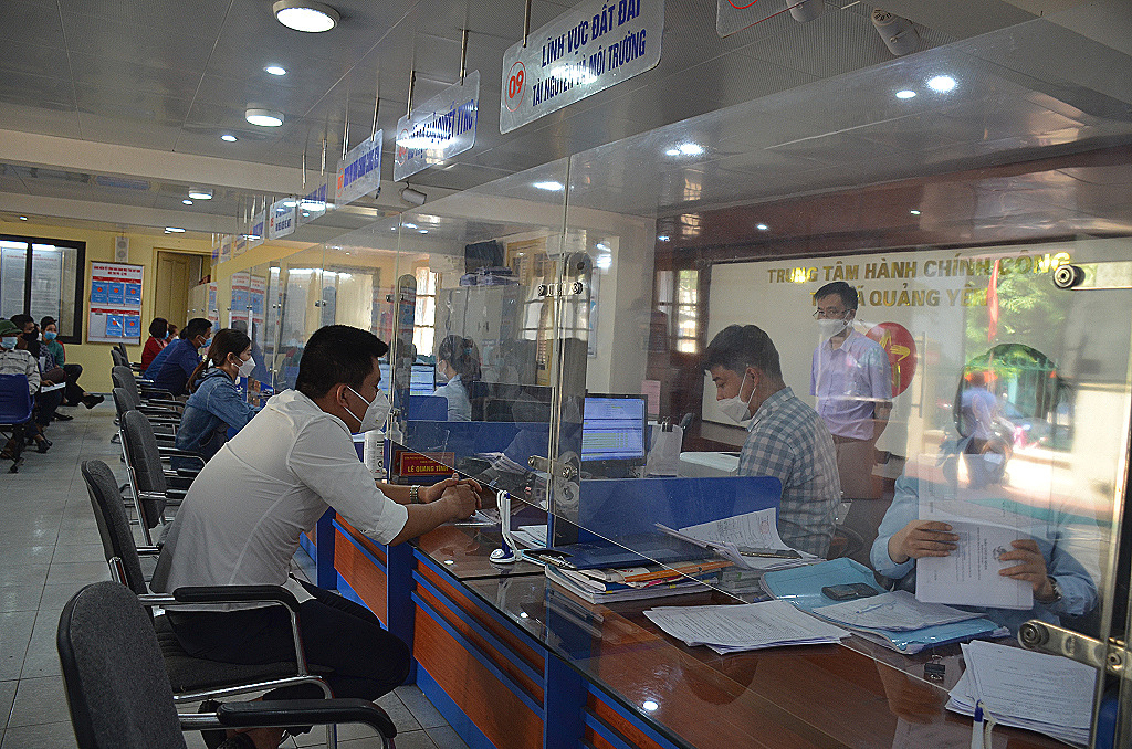 Cán bộ Trung tâm HCC TX Quảng Yên giải quyết TTHC cho người dân