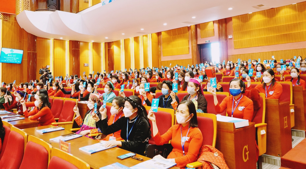 Các đại biểu biểu quyết thông qua Nghị quyết Đại hội Đại biểu Phụ nữ tỉnh Quảng Ninh lần thứ XII, nhiệm kỳ 2021-2026.