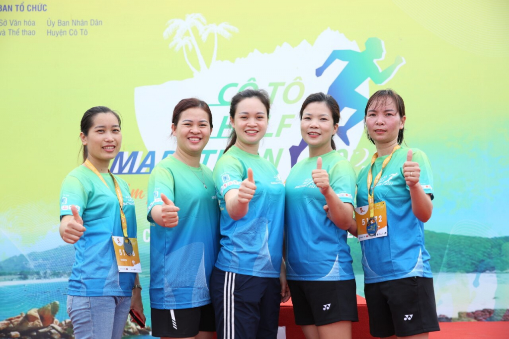 Hội viên Hội LHPN Phụ nữ huyện Cô Tô tham gia giải chạy Cô Tô marathon.