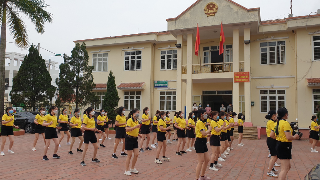 CLB Dân vũ của Hội LHPN phường Yên Giang (TX Quảng Yên) trong một buổi sinh hoạt.