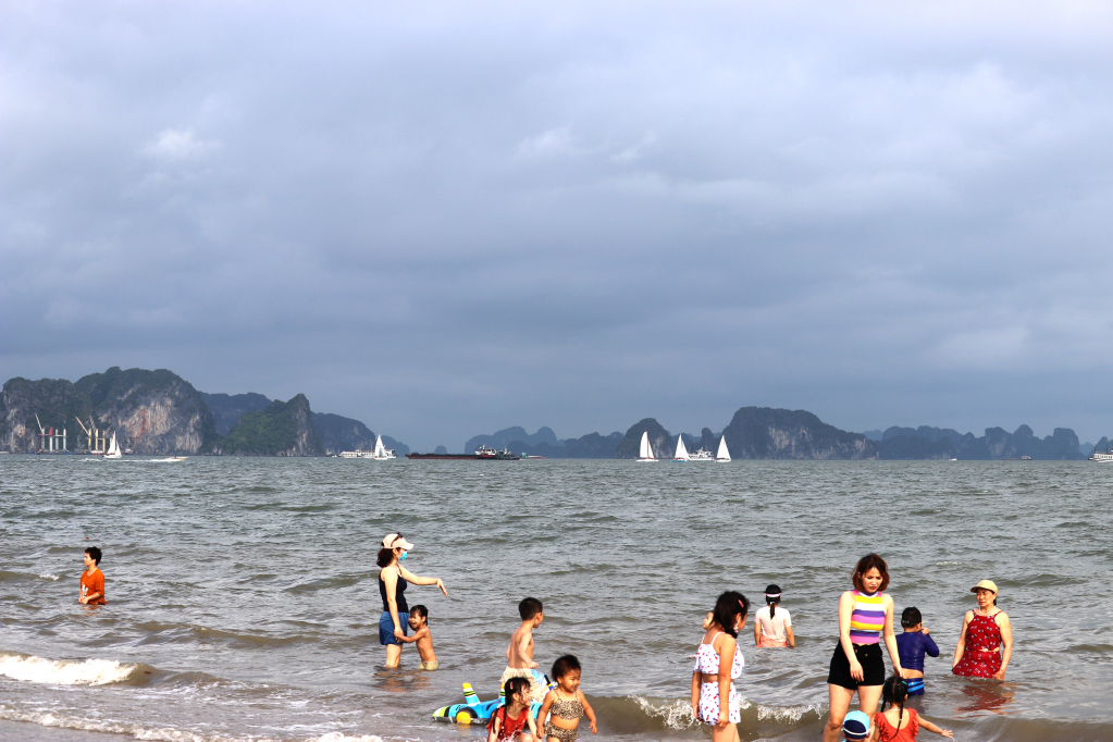 Đoàn thuyền buồm thể thao diễu hành dọc bãi biển Tuần Châu – Bãi Cháy.