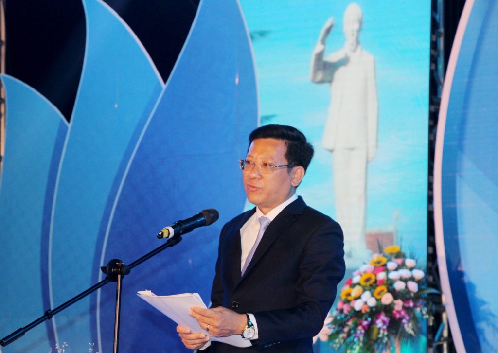Đồng chí Nguyễn Việt Dũng, Bí thư Huyện ủy, Chủ tịch UBND huyện Cô Tô, phát biểu tại buổi lễ.
