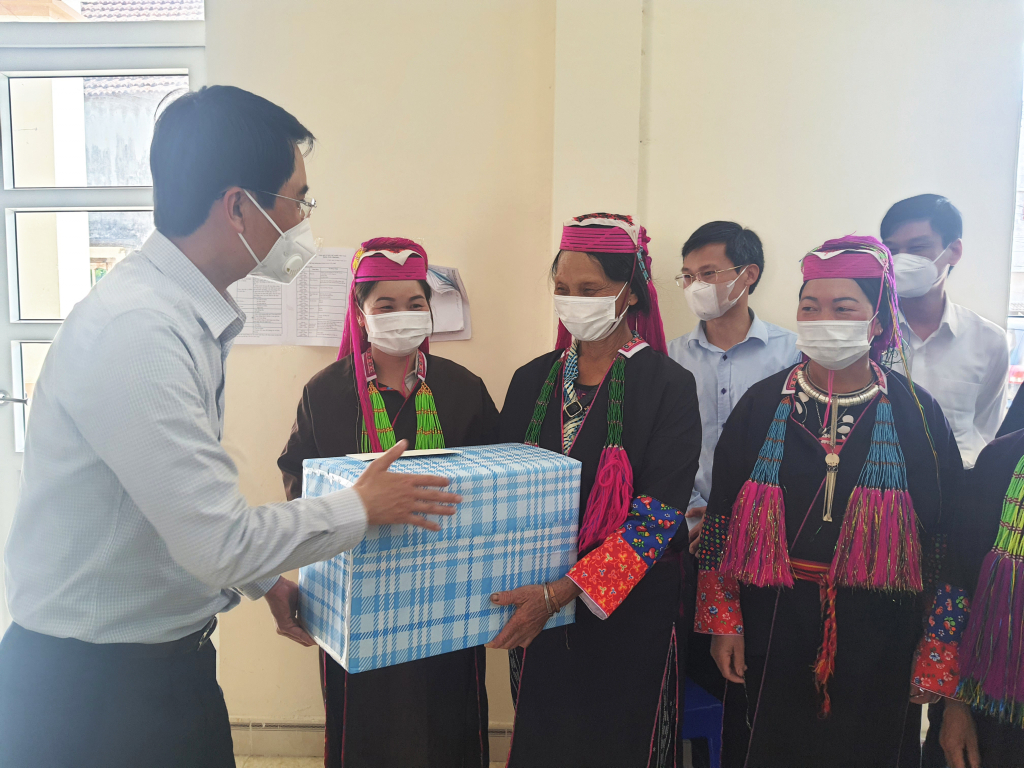 Đồng chí Phạm Văn Thành trao quà và khuyến khích, động viên người dân thôn Mạ Chạt, xã Vô Ngại, chủ động tham gia xây dựng NTM.