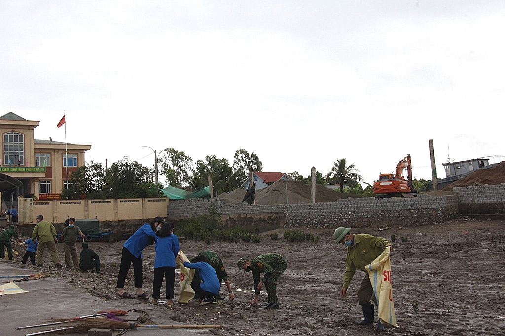 Lực lượng ĐVTN Đồn Hòn Gai phối hợp với cán bộ, đoàn viên thanh niên, hội viên ra quân dọn vệ sinh môi trường khu vực bờ biển thuộc địa phận phường Hà An (TX Quảng Yên) 