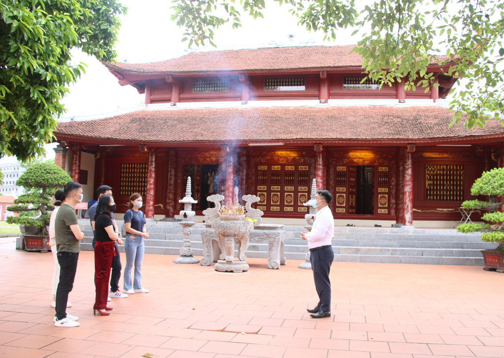Du khách tham quan, tìm hiểu về di tích quốc gia đền Xã Tắc.