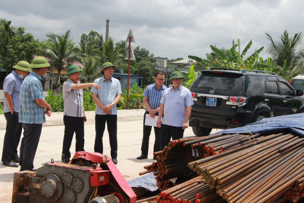 Đồng chí Cao Tường Huy, Phó Chủ tịch TT UBND tỉnh, kiểm tra tiến độ thi công gói thầu thi công phần cầu thuộc Dự án.