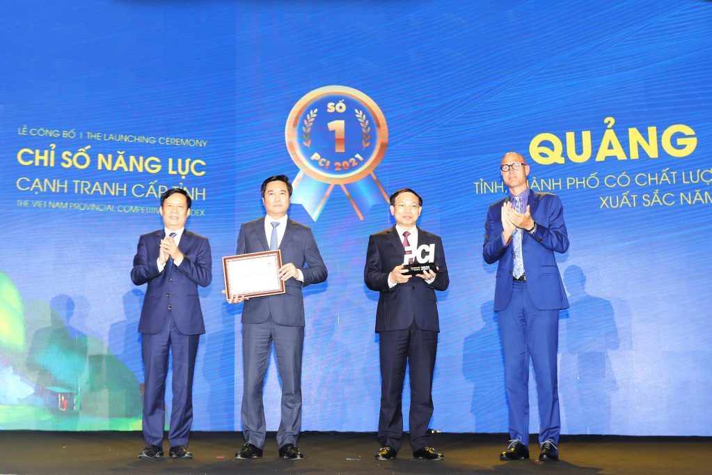 Lãnh đạo tỉnh Quảng Ninh nhận Cúp quán quân PCI năm 2021.