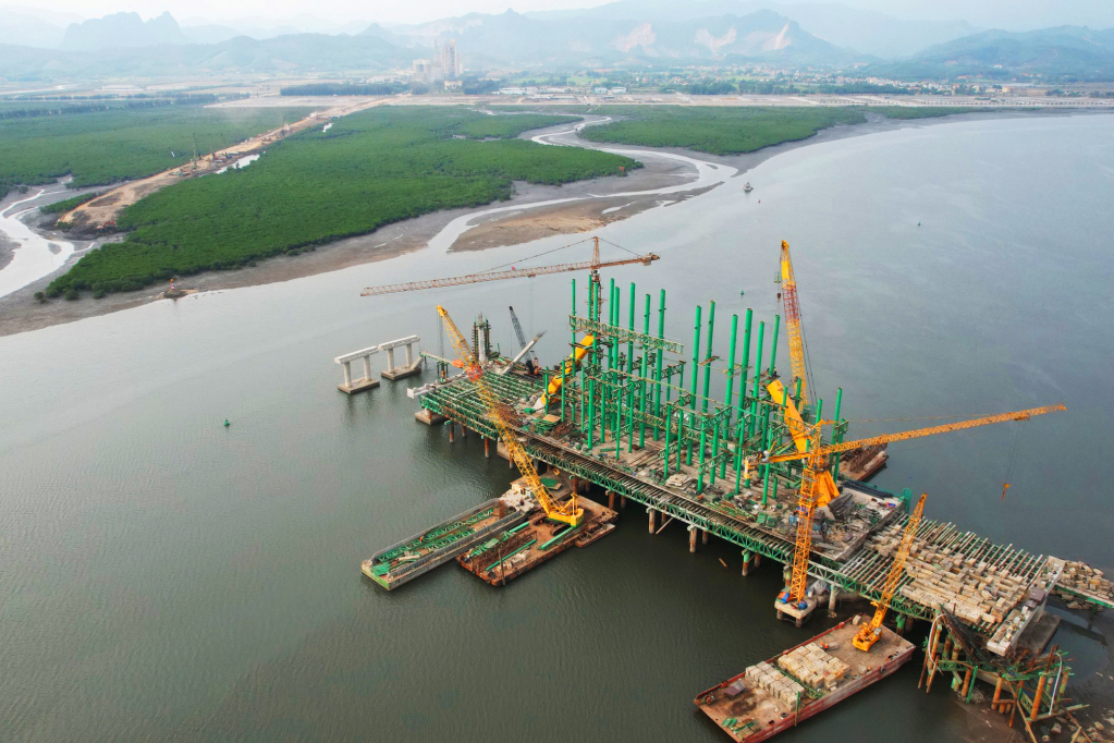 Cầu Cửa Lục 3 dự kiến hoàn thành trong năm 2022 sẽ nối liền đôi bờ Cửa Lục phía Hòn Gai (TP Hạ Long).