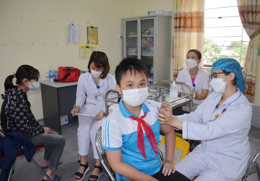 Tiêm vắc-xin phòng Covid-19 cho học sinh lớp 5, lớp 6 trên địa bàn phường Phương Nam (TP Uông Bí).
